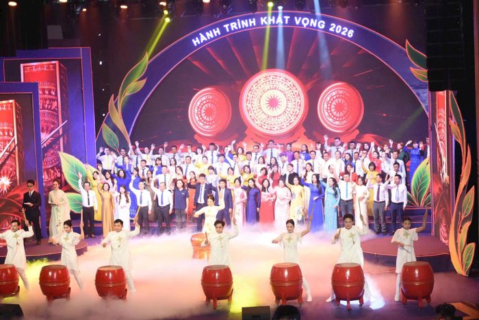 “Hành trình khát vọng 2026” tôn vinh người lao động tiêu biểu và bạn đồng hành bằng ngôn ngữ nghệ thuật, âm nhạc. Ảnh: NV