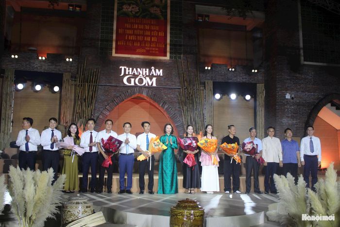 Phó Chủ tịch UBND Thành phố Hà Nội tặng hoa chúc mừng các đơn vị, nghệ sĩ đồng hành cùng chương trình "Thanh âm Gốm". Ảnh: Vi Giáng