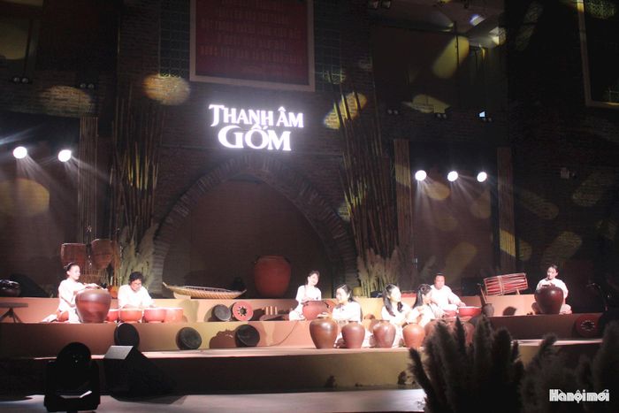 Nghệ sĩ trình diễn với những nhạc cụ được chế tác từ gốm, sành trong GOm Show - “Âm thanh từ gốm”. Ảnh: Vi Giáng