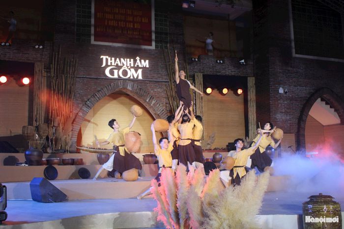 Nghệ nhân, nghệ sĩ và cộng đồng Bát Tràng cùng tham gia chương trình “Thanh âm Gốm”. Ảnh: Vi Giáng