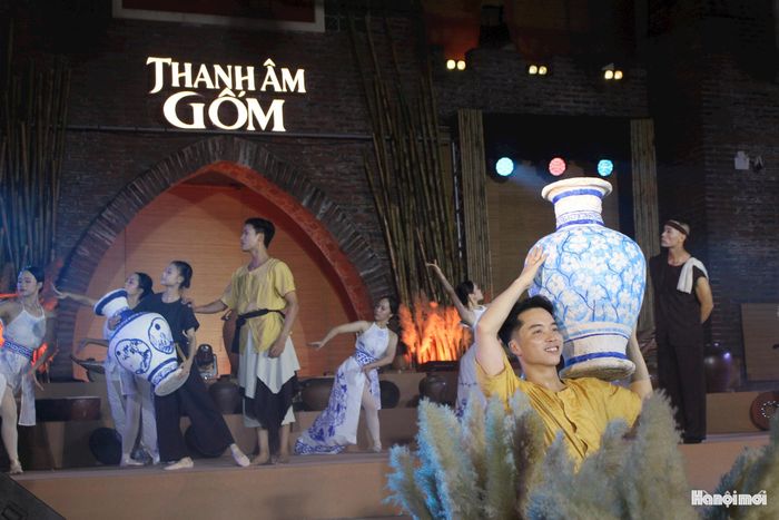 Tiết mục sinh động tại chương trình. Ảnh: Vi Giáng