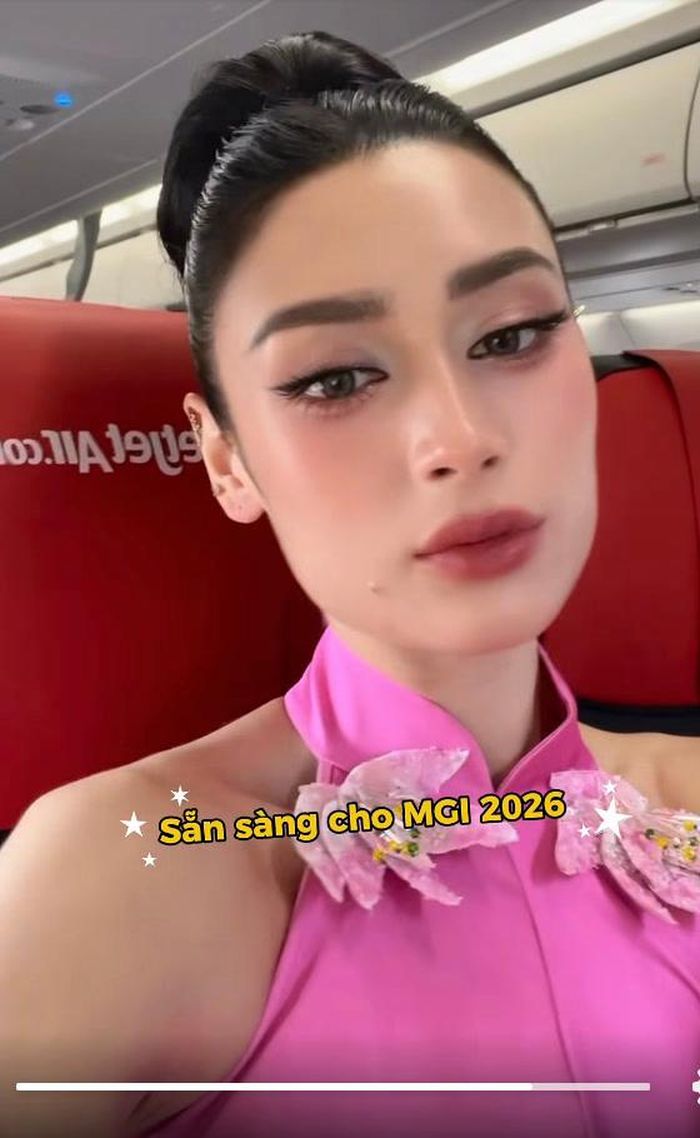 Mới đây, Emoura Phạm chính thức đặt chân đến Thái Lan, bắt đầu hành trình chinh phục vương miện Miss Grand International 2026 (Hoa hậu Hòa bình Quốc tế) kéo dài gần 1 tháng. Ngay từ khoảnh khắc đầu tiên tại xứ chùa Vàng, Emoura Phạm gây ấn tượng với thiết kế có tông màu hồng chủ đạo.