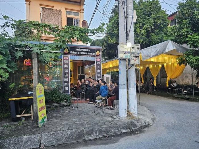 Người thân, hàng xóm đến hỏi thăm, động viên gia đình em S.