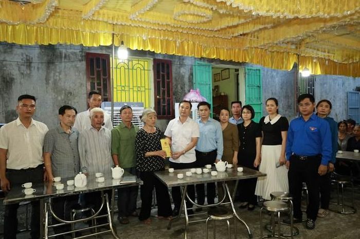 Lãnh đạo UBND phường Thiên Trường đến hỏi thăm, động viên gia đình.