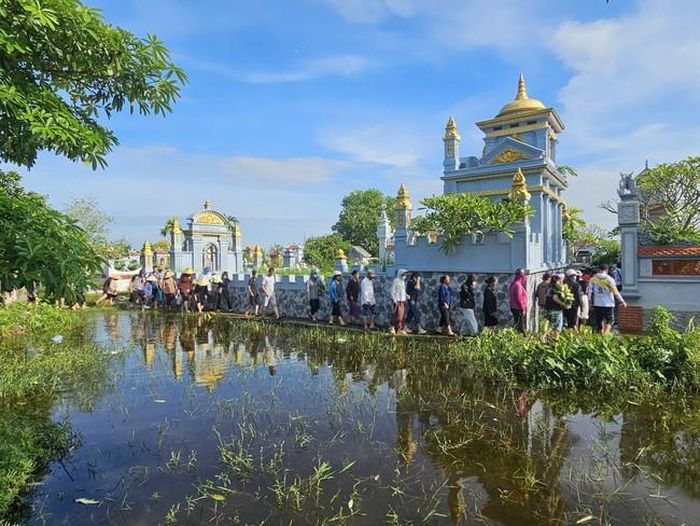 Theo bà con trong khu phố, S là người sống tình cảm, ngoan ngoãn và luôn biết nghĩ cho gia đình.