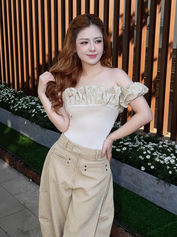 Dương Hoàng Yến chia sẻ loạt ảnh trẻ trung, nữ tính. Nhiều khán giả nhận xét kiểu làm tóc và trang điểm phù hợp giúp Dương Hoàng Yến trẻ trung hơn so với tuổi thực.