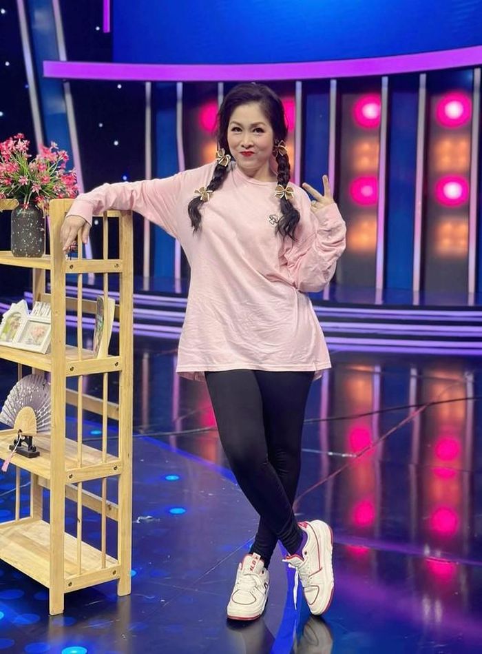 Cụ thể, từ xuất phát điểm là người học đạo diễn, NSND đi diễn, rồi làm bầu sân khấu, MC, giám khảo và tham gia phim truyền hình, điện ảnh. Chính những công việc ấy dần trở thành một phần quen thuộc trong cuộc sống của nữ nghệ sĩ.
