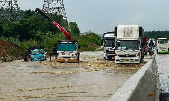 Nhiều tuyến giao thông còn ngập úng, sạt lở, gây ách tắc. Ảnh: PV