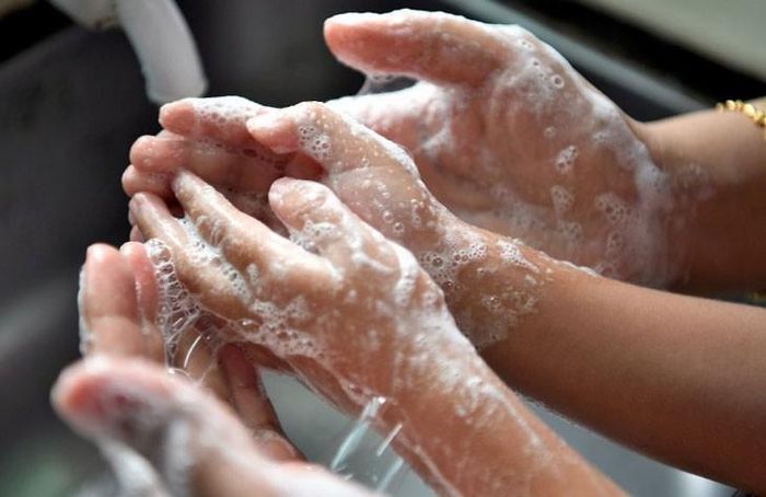 Phương pháp rửa tay cũng hạn chế tối đa sự lây nhiễm virus qua tiếp xúc với bề mặt, vật dụng bị nhiễm virus. Ảnh minh họa.