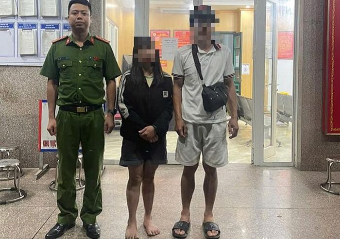 2 vợ chồng cô gái tại trụ sở Công an phường Tây Hồ. Ảnh: Công an phường Tây Hồ.