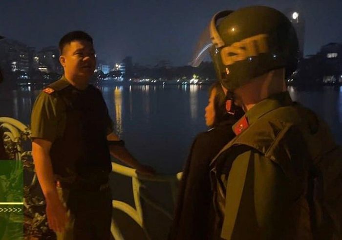 Tổ công tác trò chuyện, trấn an tâm lý với cô gái. Ảnh: Công an phường Tây Hồ.