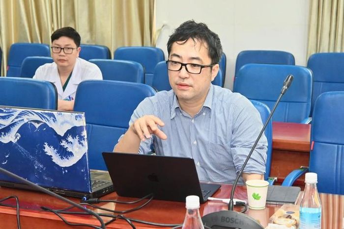 GS. Shinya Tane tại buổi làm việc cùng các bác sĩ, chuyên gia Bệnh viện Phổi Trung ương. Ảnh: TH