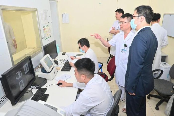 GS. Shinya Tane  tham quan Trung tâm Ghép phổi, khu Phẫu thuật cùng các khoa, phòng chuyên môn, tìm hiểu thực tế toàn bộ quy trình chẩn đoán và điều trị ung thư phổi. Ảnh: TH
