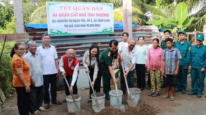 Bác sĩ Nguyễn Hiếu Nhân (cầm len bìa phải) tại Lễ khởi công xây tặng căn nhà tình thương cho hộ bà Bạch Yến ở ấp 2 xã Tràm Chim. Ảnh nhân vật cung cấp.