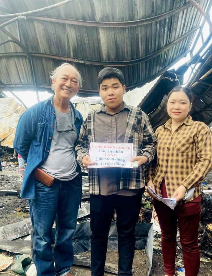 Bs Nguyễn Hiếu Nhân trao tiền hỗ trợ hộ khó khăn bị thiệt hại tài sản do cháy chợ Tam Nông. Ảnh nhân vật cung cấp.