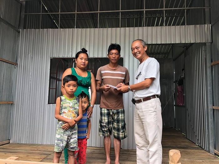 Bs Nguyễn Hiếu Nhân trao quà và nhà tình thương cho hộ nghèo. Ảnh nhân vật cung cấp