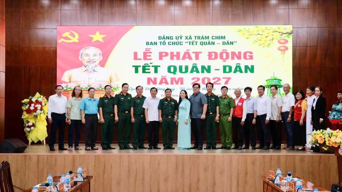 Bác sĩ Nguyễn Hiếu Nhân (thứ tư từ phải qua) tại Lễ phát động Tết Quân Dân xã Tràm Chim. Ảnh nhân vật cung cấp.