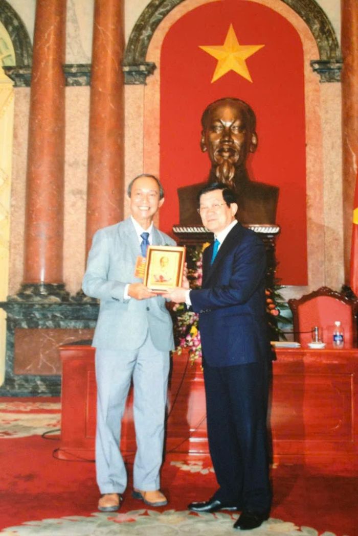 Nguyên Chủ tịch Nước-Trương Tấn Sang tặng Huân chương lao động hạng III cho bác sĩ Nguyễn Hiếu Nhân. Ảnh nhân vật cung cấp