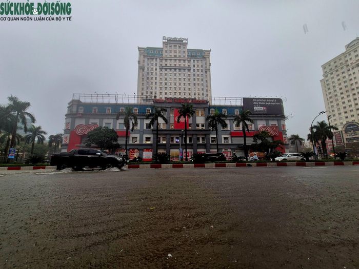 Tuyến đường Quang Trung ngập nước sau mưa lớn, nhiều phương tiện phải di chuyển chậm qua khu vực ngập. Ảnh: V. Đồng