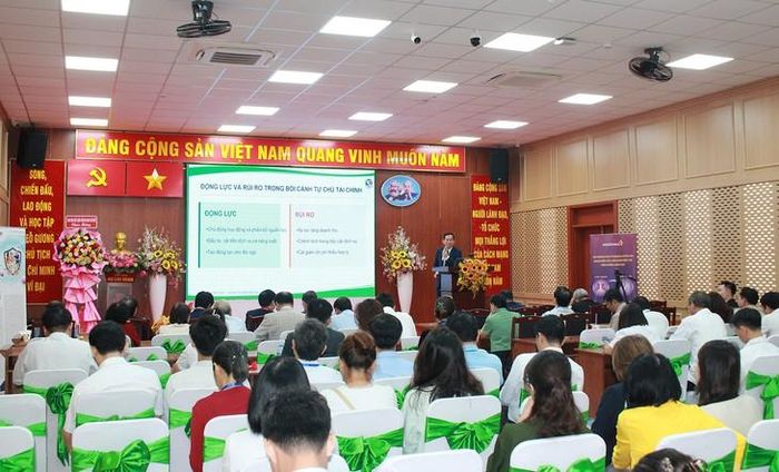 Chủ đề quản trị bệnh viện bền vững gắn liền với tự chủ tài chính thu hút đại biểu dự hội nghị. Ảnh: Mimosa