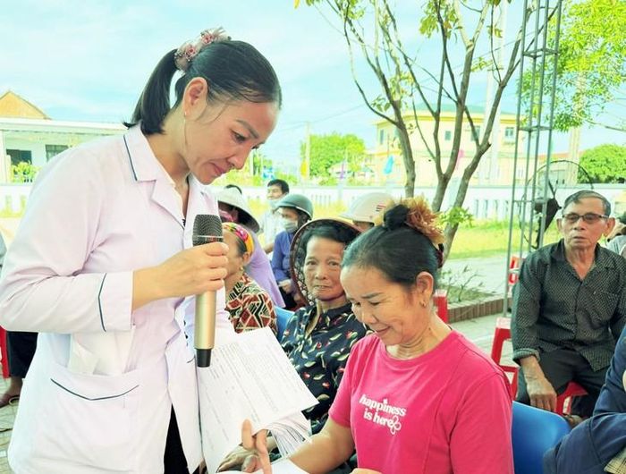 Thông tin khám sàng lọc sẽ được quản lý sức khỏe bằng Sổ sức khỏe điện tử trên ứng dụng VNeID. Ảnh: Thu Hòa.
