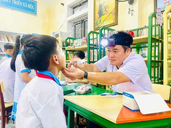Học sinh các cơ sở giáo dục được kiểm tra sức khỏe, cập nhật dữ liệu lên Cổng dữ liệu sức khỏe quốc gia. Ảnh: Thu Hòa. 