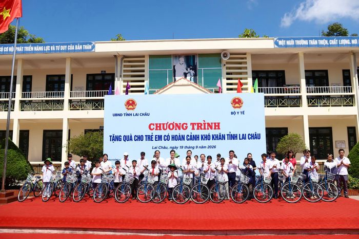 Những chiếc xe đạp được trao tận tay học sinh. (Ảnh Thành Long)
