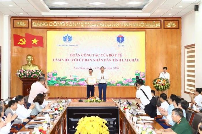 Tỉnh Lai Châu khen thưởng các cá nhân, đơn vị có thành tích, đóng góp trong công tác y tế và phối hợp hỗ trợ cho địa phương. (Ảnh Thành Long)
