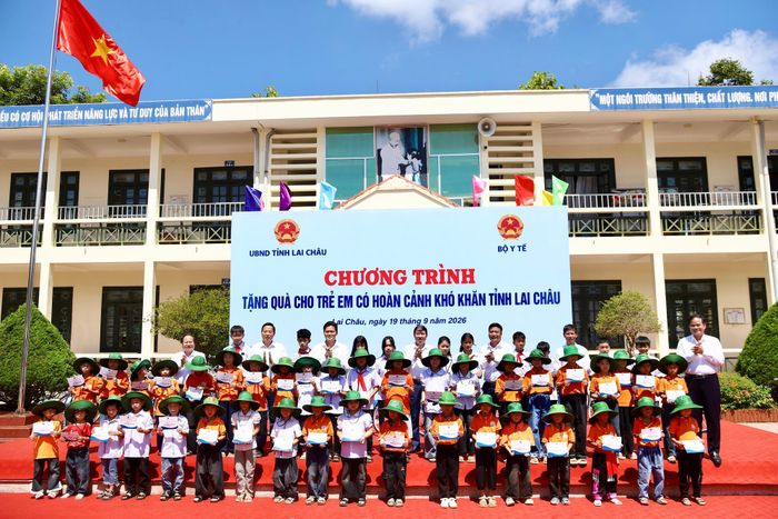 Các em học sinh nhận 50 suất học bổng, mỗi suất trị giá 1.000.000 đồng. (Ảnh Thành Long)