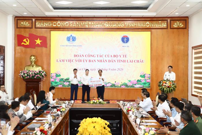 Ông Lê Ngọc Tuyến, Phó Giám đốc Bệnh viện Răng Hàm Mặt TW Hà Nội trao biểu trưng 1 ghế nha khoa cho Trung tâm Kiểm soát bệnh tật tỉnh Lai Châu. (Ảnh Thành Long)