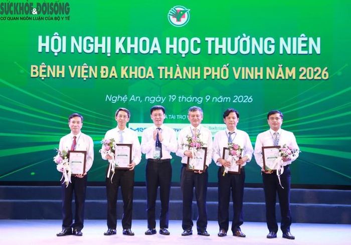 Ban tổ chức trao thư cảm ơn, hoa tri ân các nhà tài trợ và giấy chứng nhận cho các chủ tọa Hội nghị khoa học thường niên Bệnh viện Đa khoa TP Vinh năm 2026. ẢNH: V. Đồng