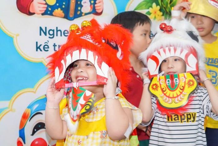 Em bé vui vẻ múa lân đón Tết Trung thu ngay tại Bệnh viện Nhân dân Gia Định. Ảnh: BVCC.