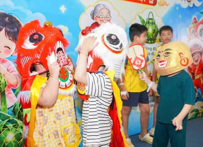 Các em bé tham gia rước đèn, múa lân...ngay tại bệnh viện. Ảnh: BVCC.