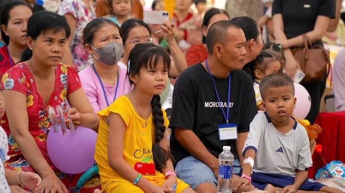 Bệnh nhi cùng người thân hòa mình vào không khí Trung thu tại bệnh viện. Ảnh: P.Thương.