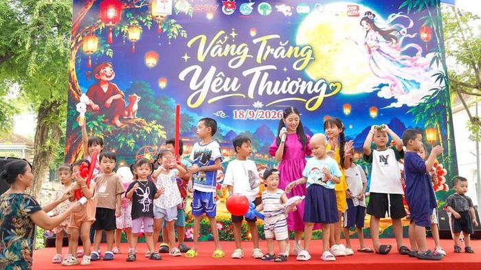 Bệnh nhi vui Tết Trung thu tại Bệnh viện Nhi đồng 2. Ảnh: P.Thương.