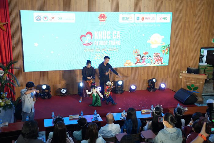 Các tiết mục ca nhạc, múa rối, áo thuật được các nghệ sĩ tham gia chương trình biểu diễn phục vụ bệnh nhi. Ảnh: PV