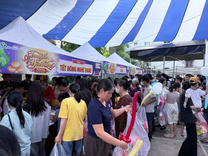 Gian hàng tết bóng nghệ thuật, chờ xin chữ thư pháp... luôn rất đông các phụ huynh. Ảnh: PV