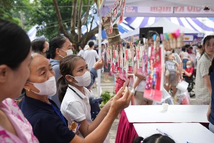 Các em nhỏ được tô tượng, câu cá, chơi trò chơi, chụp ảnh lưu niệm và nhận quà... tại hội chợ. Ảnh: PV