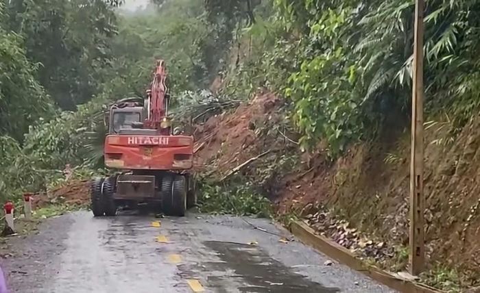 Lực lượng chức năng đang khẩn trương khắc phục những điểm sạt lở. Ảnh: Ngọc Hưng.