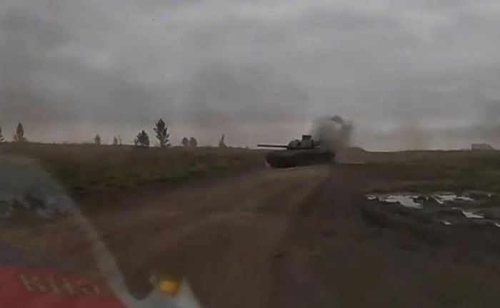 Xe tăng T-14 Armata đang băng qua con đường đất hướng đến trường bắn. (Ảnh: DB)
