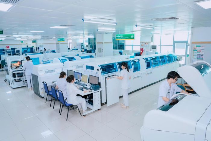 Quá trình số hóa diễn ra cùng với việc Bệnh viện Bạch Mai tổ chức lại hệ thống xét nghiệm.  Ảnh: BVCC
