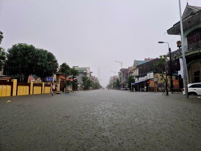 Cơ quan chức năng căng dây cảnh báo, hạn chế người và phương tiện đi vào khu vực ngập sâu để bảo đảm an toàn. Ảnh: V. Đồng
