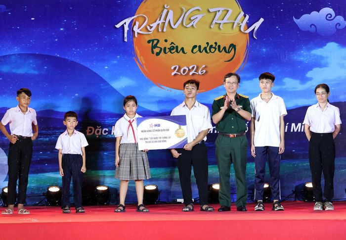 Đại tá Nguyễn Văn Hoan, Phó Giám đốc Trung tâm Phát thanh - Truyền hình Quân đội trao học bổng cho các em học sinh tại tại Đặc khu Côn Đảo, TPHCM. Ảnh: Văn Giang