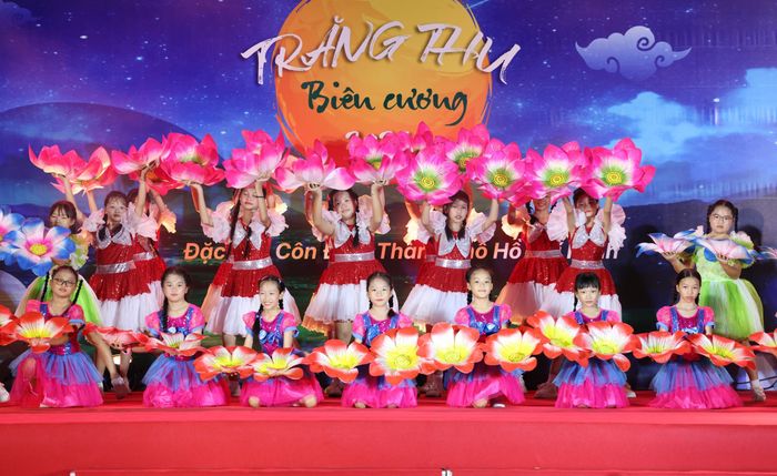 Rực rỡ tiết mục múa sen. Ảnh: Văn Giang