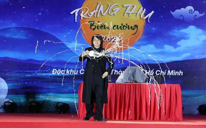 Màn ảo thuật thu hút khán giả. Ảnh: Văn Giang