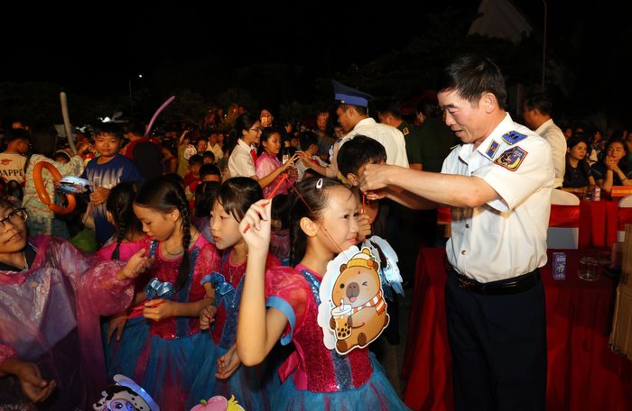 Niềm vui khi nhận quà Trung thu. Ảnh: Văn Giang