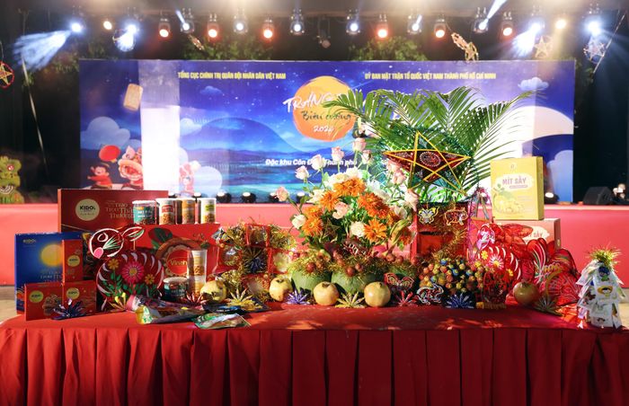 Không gian Trung thu rực rỡ sắc màu. Ảnh: Văn Giang