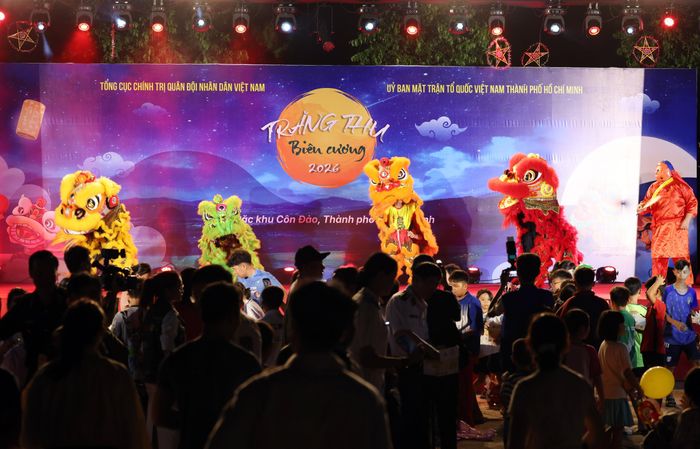 Tiết mục múa lân khuấy động đêm hội. Ảnh: Văn Giang