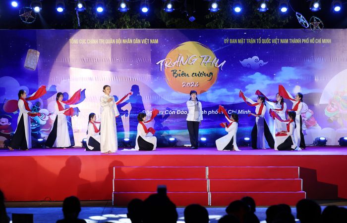 Tiết mục văn nghệ trong đêm hội. Ảnh: Văn Giang