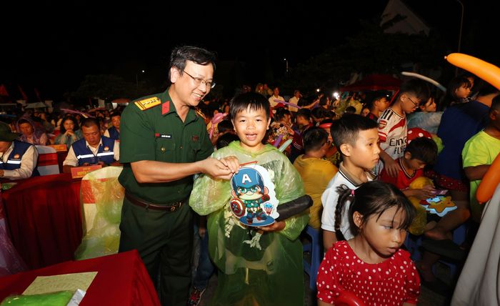 Trao đèn Trung thu cho các em nhỏ. Ảnh: Văn Giang